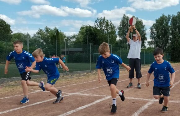 Sportabzeichen und ein bekanntes Stadt-Derby: Der TVE Röcke lud Groß und Klein zum Sportfest