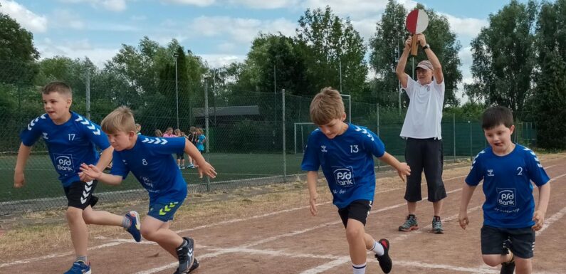 Sportabzeichen und ein bekanntes Stadt-Derby: Der TVE Röcke lud Groß und Klein zum Sportfest