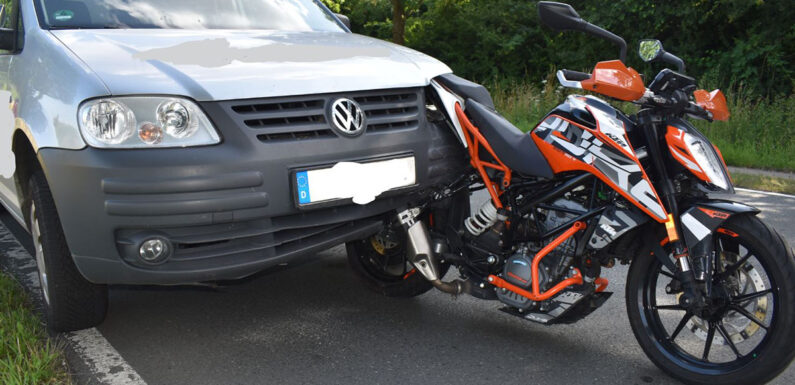 Autofahrer fährt gegen Fahrschulmotorrad