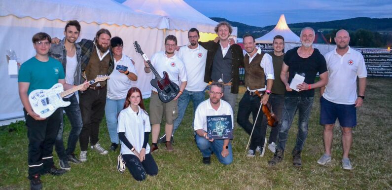 Unterstützung aus der Musikwelt: Rockband Saltatio Mortis und weitere Größen signieren Gitarren für den DRK Ortsverein Bückeburg