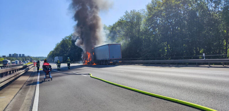 Feuerwehren löschen brennenden LKW auf der A2