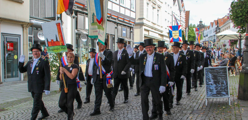 Mehr als 700 Zylinder bei prachtvoller Parade in Bückeburg: Großer Festumzug bildet den feierlichen Abschluss des diesjährigen Bürgerschießens