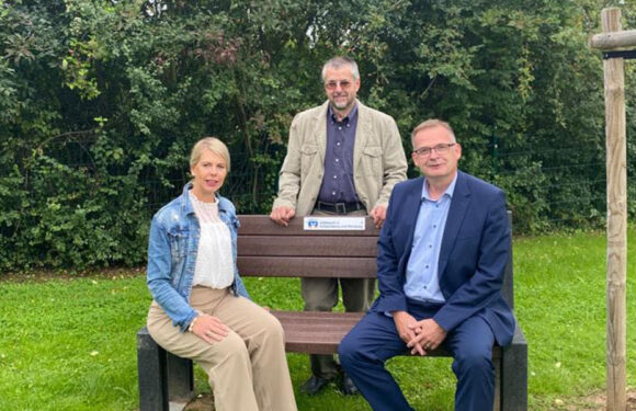 Aus VR-Gewinnsparen: Volksbank in Schaumburg und Nienburg spendet vier Sitzbänke für Heuerßen