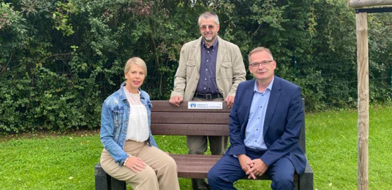 Aus VR-Gewinnsparen: Volksbank in Schaumburg und Nienburg spendet vier Sitzbänke für Heuerßen