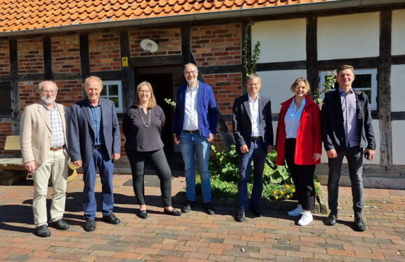 188.000 Euro für Lauenhagen: Landesbeauftragte Frauke Patzke übergibt Förderbescheid an Gemeinde