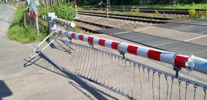 Schranke am Bahnhof in Bückeburg beschädigt