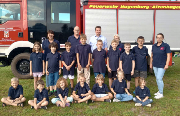 Kinderfeuerwehr Hagenburg/Altenhagen erhält Spende von der Sparkasse Schaumburg
