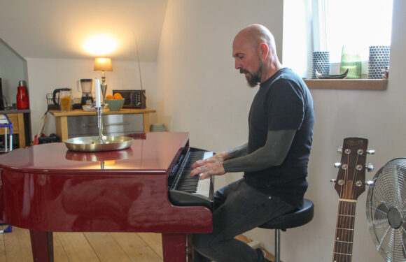 Auch Stolpern gehört zum Leben dazu: René Noçon singt über die Wendungen des Lebens