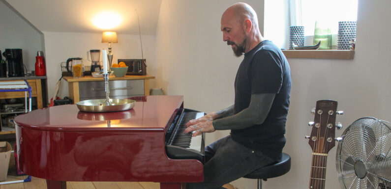 Auch Stolpern gehört zum Leben dazu: René Noçon singt über die Wendungen des Lebens