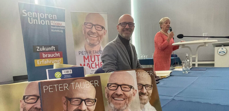 Peter Tauber zu Besuch im Hubschraubermusum Bückeburg
