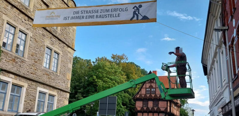 Ermutigende Botschaften für die Innenstadt: SMS und Händler hängen Banner in Stadthagen auf