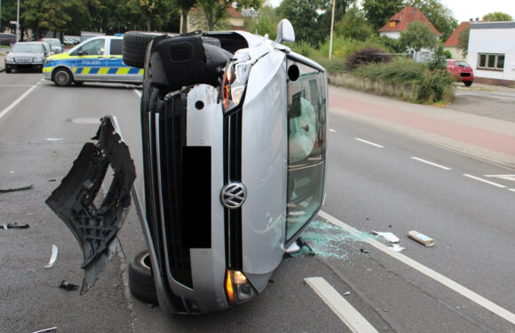 Bückeburger kippt mit seinem VW Golf auf die Seite