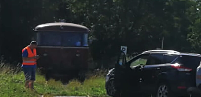 Hoher Schaden: Auto kollidiert in Röhrkasten mit dem Schienenbus