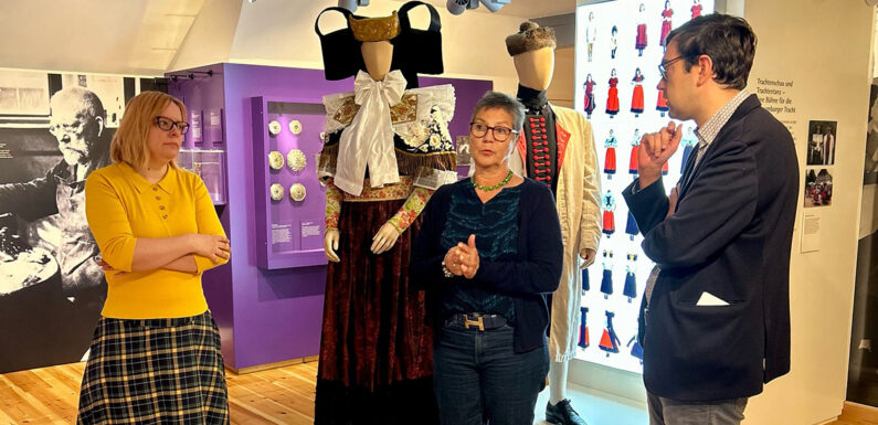 „Im Land der Rotröcke“: Landtagsabgeordneter Beck zu Besuch im Museum Bückeburg