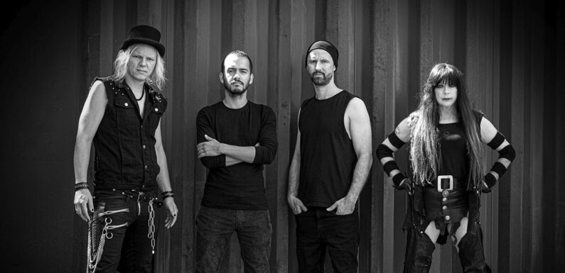 Velvet Viper mit Jutta Weinhold treten im ASB-Bahnhof auf