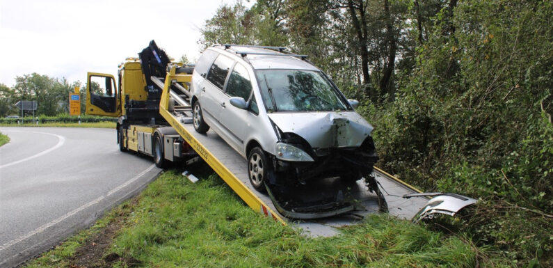 Von der B65 auf die B482 unterwegs: Ford prallt gegen Baum – drei Verletzte