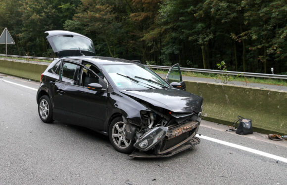 Unfall zwischen Kleinwagen und Tank-LKW auf der A2