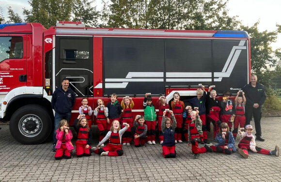 Jubel bei den „Kleinen Feuerlöschern“: Feuerwehrnachwuchs erhält die Abzeichen Flori 1 und 2