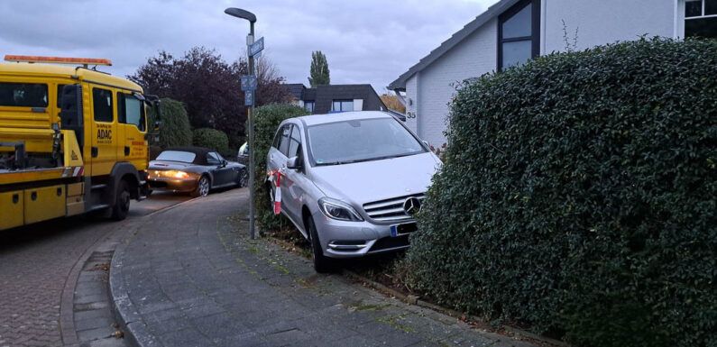 10000 Euro Schaden: Gas mit Bremse verwechselt und rückwärts in die Hecke gefahren