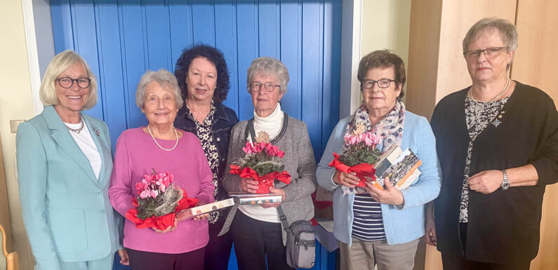 DRK-Ortsverein Wendthagen: Christa Ackmann und Christa Bohn prüfen die Kassenführung von Christa Thederan