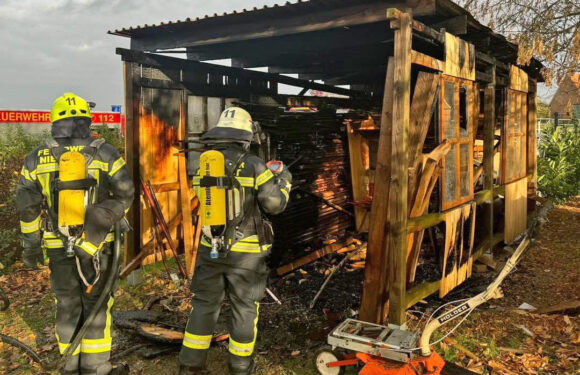 Feuerwehr löscht Holzhütte in Kirchhorsten