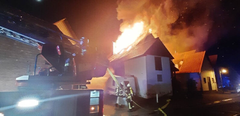 Hausbrand in Algesdorf: Feuerwehrleute bergen Toten