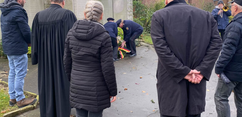 Totengedenken am Volkstrauertag an der Rogate-Kirche in Wendthagen