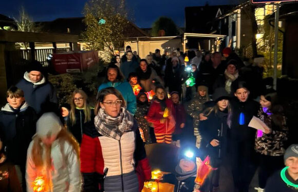 Rund 120 Teilnehmer beim Laternenumzug lassen Sachsenhagen erstrahlen