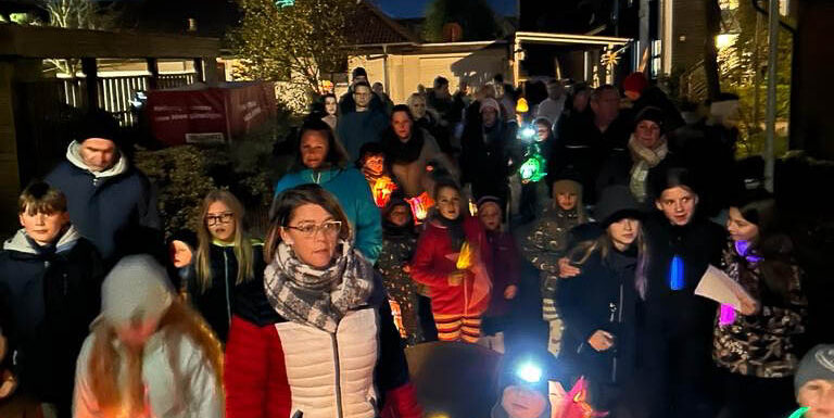 Rund 120 Teilnehmer beim Laternenumzug lassen Sachsenhagen erstrahlen