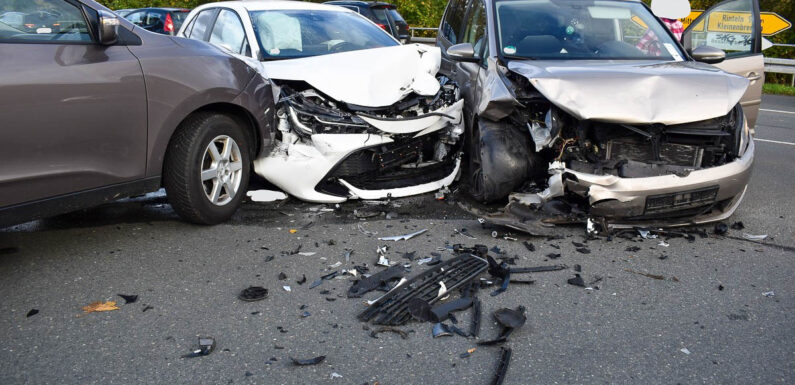 Unfall auf der Rintelner Straße in Bückeburg: Zwei Verletzte, drei stark beschädigte Autos