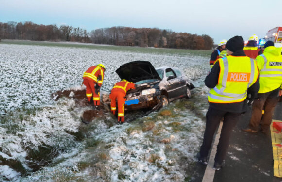 Eisglatte Fahrbahn: Bückeburgerin kommt mit Auto in Warber von der Straße ab