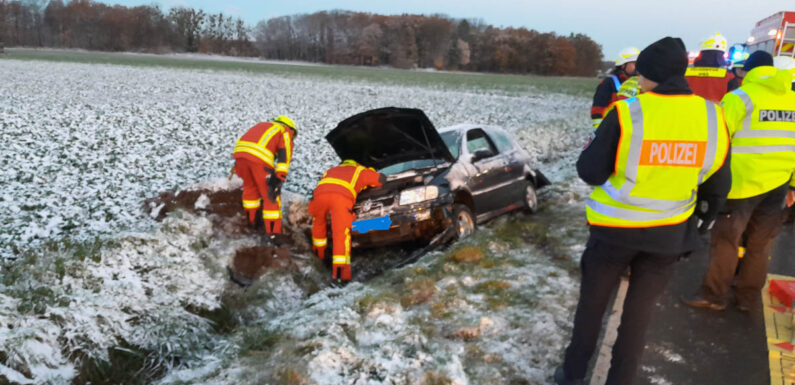 Eisglatte Fahrbahn: Bückeburgerin kommt mit Auto in Warber von der Straße ab