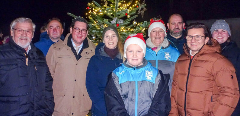 „Big Castle“ und Zuckerwatte: Die Mitglieder des TVE Röcke feiern beim Adventszauber