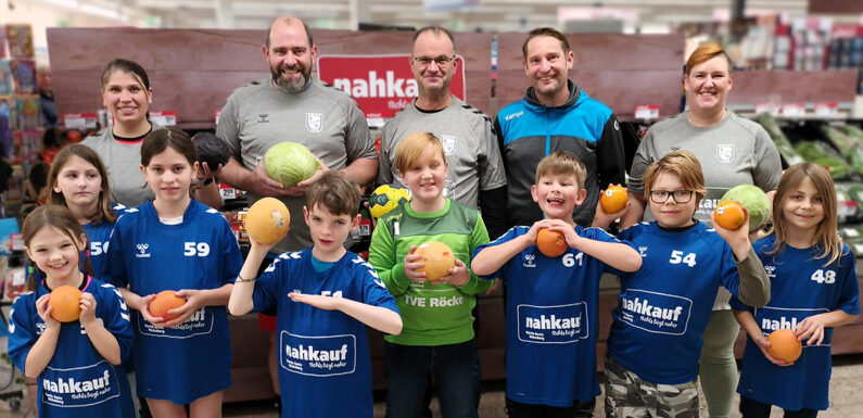 „Scheine für Vereine“: Nahkauf Baetz spendiert Trikots für E-Jugend des TVE Röcke