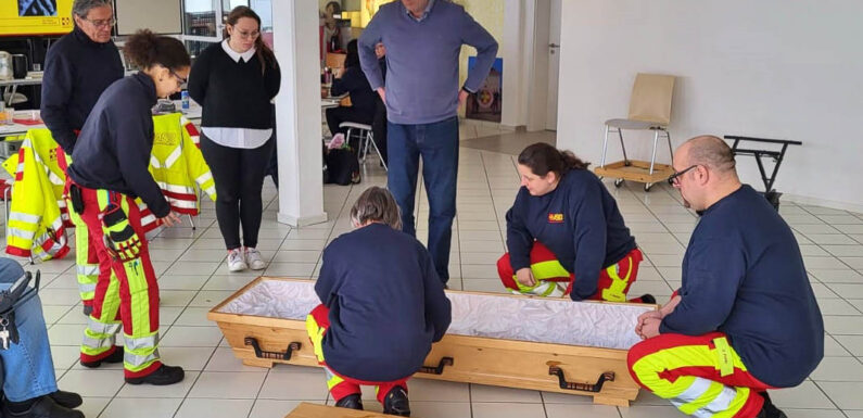 ASB-Ausbildungskurs in Stadthagen erhält Besuch vom Bestatter