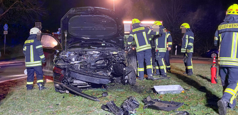 Unfall am Kreisel „Dreiländereck“: Feuerwehren rücken nach Auhagen aus