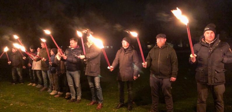 „Gemeinschaft gibt Halt in krisengeprägten Zeiten“: Über 250 Menschen beim Weihnachtssingen in Bückeburg