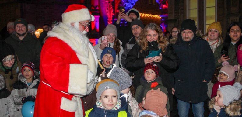 Große Bescherung auf dem Marktplatz: „Truckerbabe“ Janina Martig und das DRK beschenken über 350 Kinder