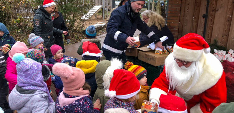 DRK Bückeburg und der Nikolaus beschenken Kindergartenkinder, Einrichtungen und die Tafel