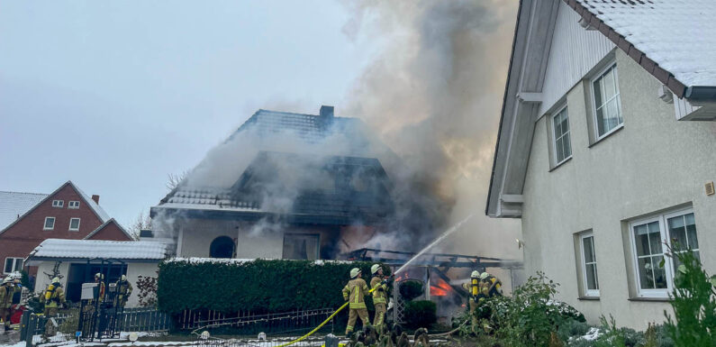 Feuerwehr-Großeinsatz in Krebshagen: Carport-Brand greift auf Häuser über
