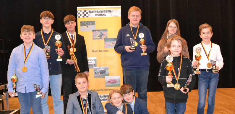 Zwei Ehrungen an einem Wochenende für Nachwuchs-Kartrennfahrer des Stadthäger Motor Clubs