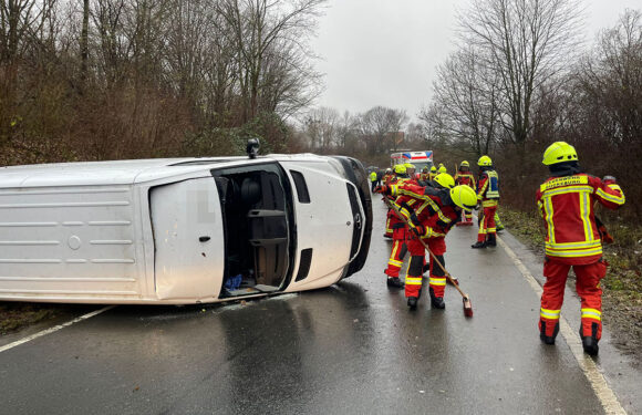 Unfall zwischen B65 und B83: Transporter kommt von der Fahrbahn ab und kippt auf die Seite