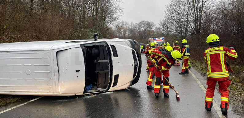 Unfall zwischen B65 und B83: Transporter kommt von der Fahrbahn ab und kippt auf die Seite