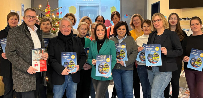 Neues Frühjahrsprogramm 2024 der Volkshochschule Schaumburg vorgestellt