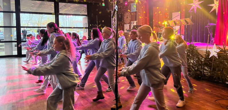 Adventliche Stimmung beim Weihnachtsbasar der IGS Helpsen