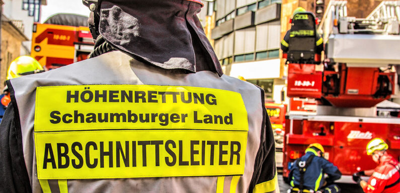 Einsatz bei Bauerngut in Bückeburg: Feuerwehr rettet verletzte Person aus Hochregallager