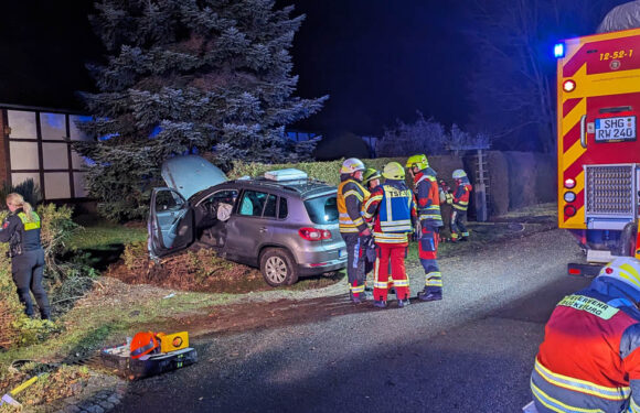 Unfall in Müsingen: Autofahrer kommt von der Straße ab und landet in einer Hecke
