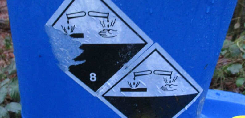 Umweltverschmutzung: Kunststoffkanister mit Flüssigkeit im Wald bei Obernkirchen entsorgt