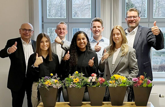 Fünf junge Bankkaufleute schließen Ausbildung bei der Sparkasse Schaumburg ab