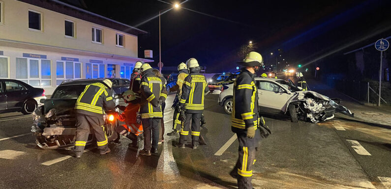 Verkehrsunfall auf der B65 in Nienstädt: Zwei Autos kollidieren, zwei Menschen verletzt